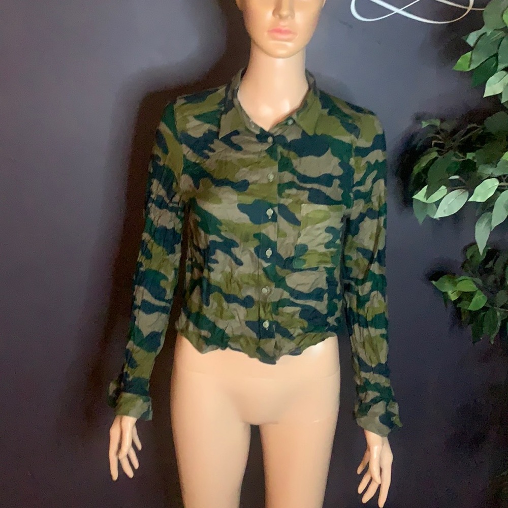 H&M Camo Long Sleeve Button-Down Shirt Size US/8